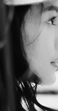 李诗颖花裙戴帽现身某杂院美拍图片，娇柔可爱线条感诱人