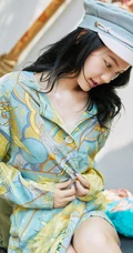 李诗颖花裙戴帽现身某杂院美拍图片，娇柔可爱线条感诱人