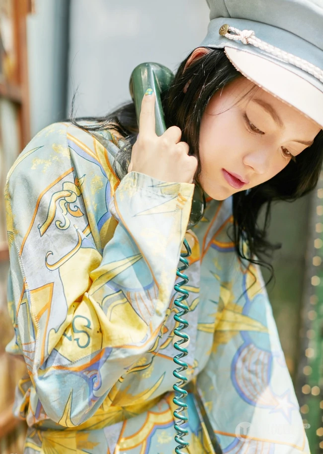 李诗颖花裙戴帽现身某杂院美拍图片，娇柔可爱线条感诱人