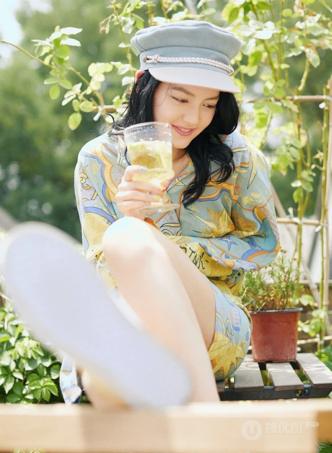 李诗颖花裙戴帽现身某杂院美拍图片，娇柔可爱线条感诱人