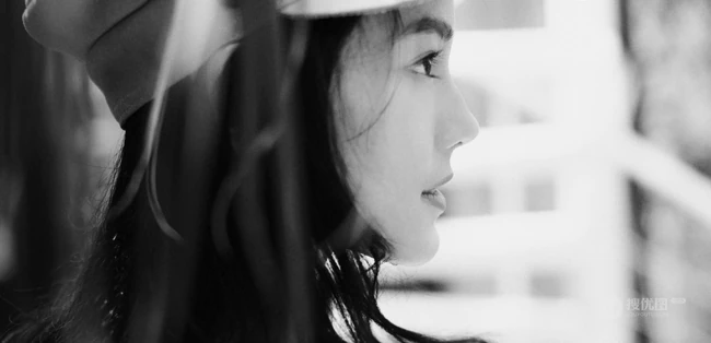 李诗颖花裙戴帽现身某杂院美拍图片，娇柔可爱线条感诱人