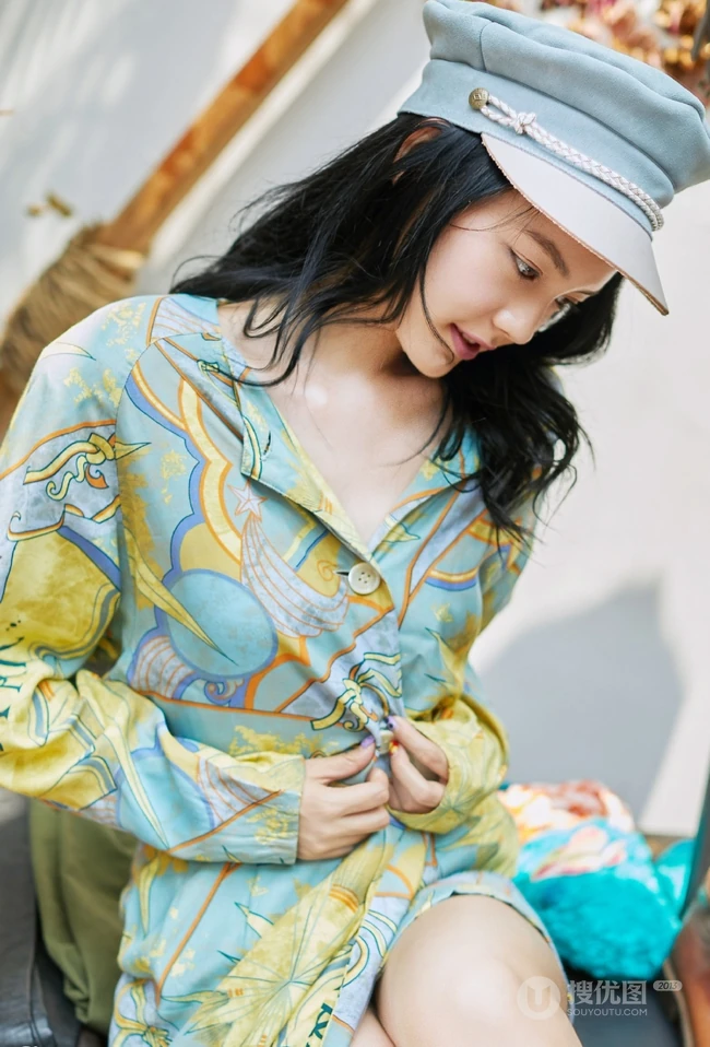 李诗颖花裙戴帽现身某杂院美拍图片，娇柔可爱线条感诱人