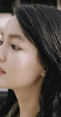 长发女生李诗颖着肩带睡裙套夹克 大胆上街街拍写真图集