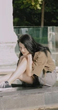 长发女生李诗颖着肩带睡裙套夹克 大胆上街街拍写真图集