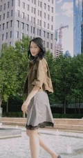 长发女生李诗颖着肩带睡裙套夹克 大胆上街街拍写真图集