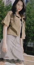 长发女生李诗颖着肩带睡裙套夹克 大胆上街街拍写真图集