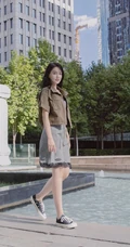 长发女生李诗颖着肩带睡裙套夹克 大胆上街街拍写真图集