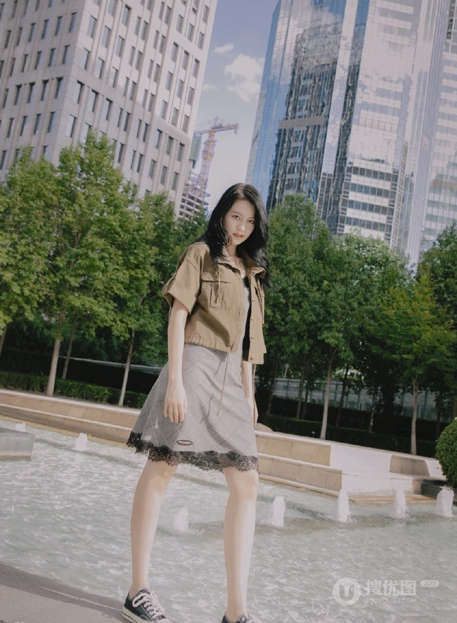 长发女生李诗颖着肩带睡裙套夹克 大胆上街街拍写真图集