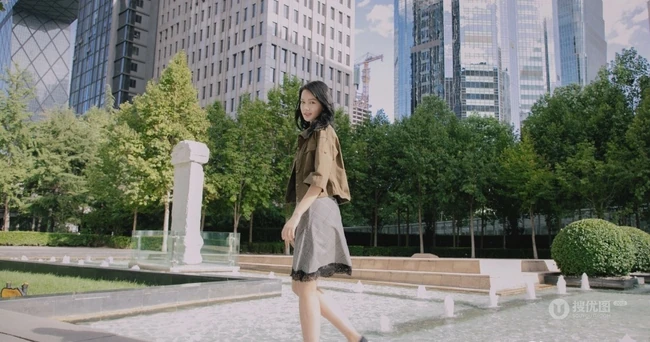 长发女生李诗颖着肩带睡裙套夹克 大胆上街街拍写真图集