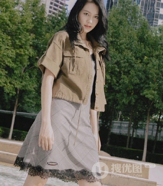长发女生李诗颖着肩带睡裙套夹克 大胆上街街拍写真图集