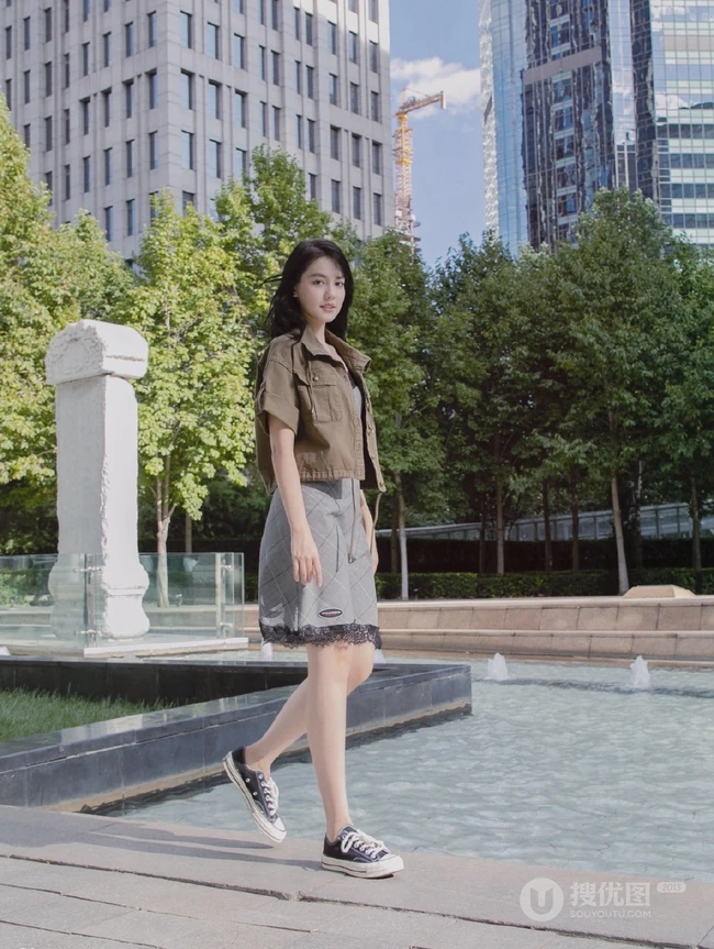 长发女生李诗颖着肩带睡裙套夹克 大胆上街街拍写真图集