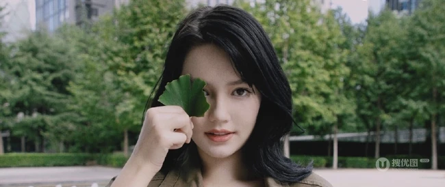 长发女生李诗颖着肩带睡裙套夹克 大胆上街街拍写真图集