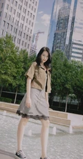 长发女生李诗颖着肩带睡裙套夹克 大胆上街街拍写真图集