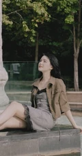 长发女生李诗颖着肩带睡裙套夹克 大胆上街街拍写真图集