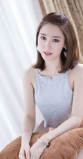 气质时尚气质女生灰色背心家居服室内写真，尽显吸睛完美纤细线条