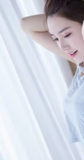 气质时尚气质女生灰色背心家居服室内写真，尽显吸睛完美纤细线条