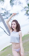 气质时尚气质女生灰色背心家居服室内写真，尽显吸睛完美纤细线条