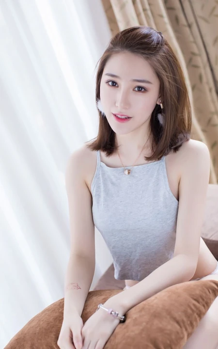 气质时尚气质女生灰色背心家居服室内写真，尽显吸睛完美纤细线条
