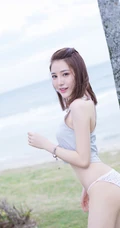 气质时尚气质女生灰色背心家居服室内写真，尽显吸睛完美纤细线条