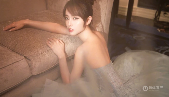 张嘉倪轻纱礼裙露背装长裙 气质唯美大秀美背写真图片