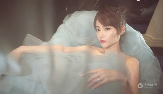 张嘉倪轻纱礼裙露背装长裙 气质唯美大秀美背写真图片