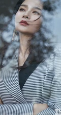 王媛可登《瑞丽》服饰美容杂志写真大片，时尚知性而优雅