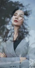王媛可登《瑞丽》服饰美容杂志写真大片，时尚知性而优雅