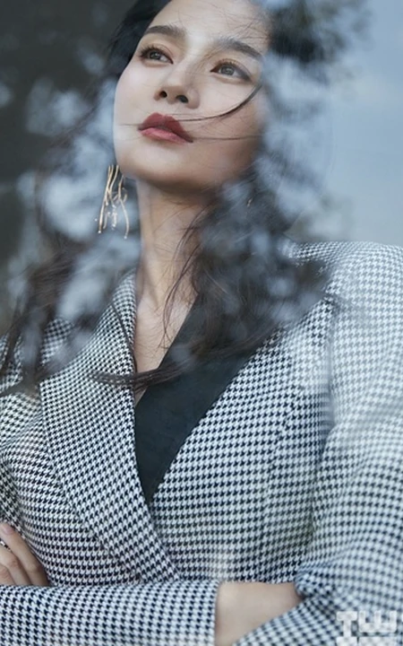 王媛可登《瑞丽》服饰美容杂志写真大片，时尚知性而优雅