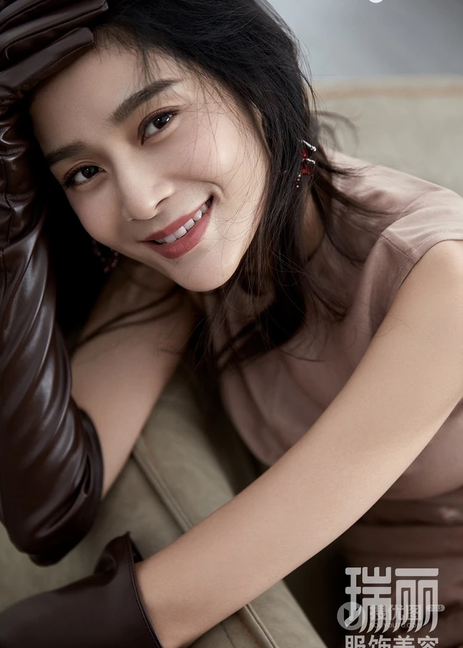 王媛可登《瑞丽》服饰美容杂志写真大片，时尚知性而优雅