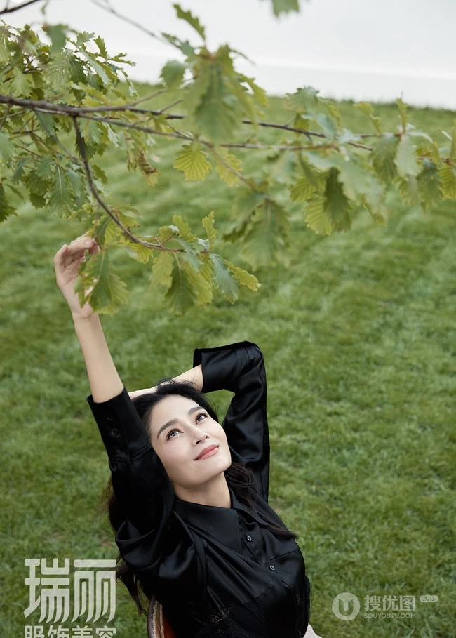 王媛可登《瑞丽》服饰美容杂志写真大片，时尚知性而优雅