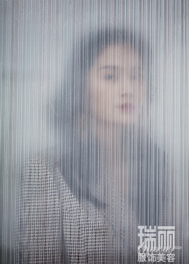 王媛可登《瑞丽》服饰美容杂志写真大片，时尚知性而优雅