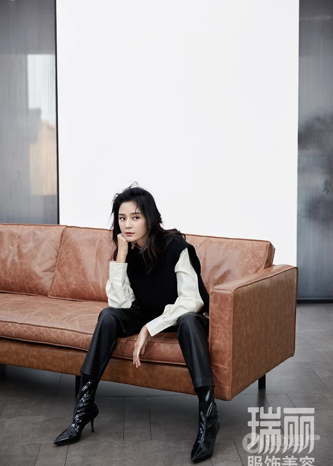 王媛可登《瑞丽》服饰美容杂志写真大片，时尚知性而优雅