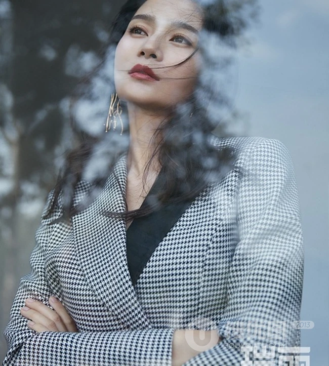 王媛可登《瑞丽》服饰美容杂志写真大片，时尚知性而优雅