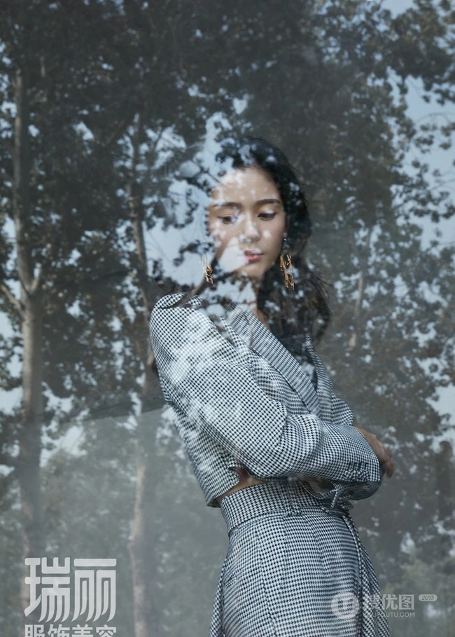 王媛可登《瑞丽》服饰美容杂志写真大片，时尚知性而优雅