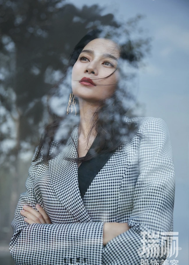 王媛可登《瑞丽》服饰美容杂志写真大片，时尚知性而优雅