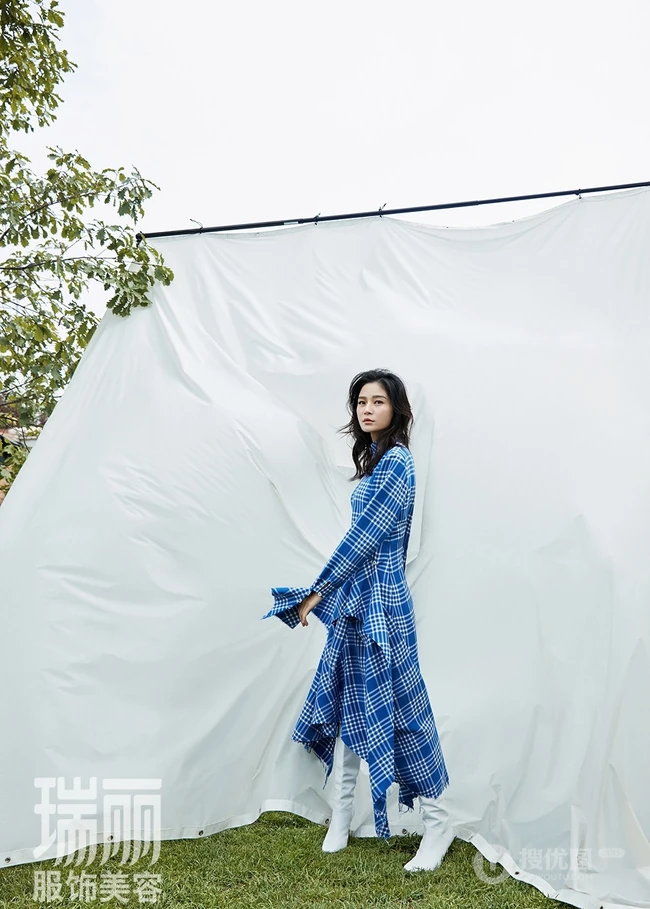 王媛可登《瑞丽》服饰美容杂志写真大片，时尚知性而优雅