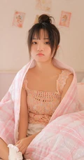 清新丸子头少女居家室内写真，镂空上衣搭短裤清爽动人