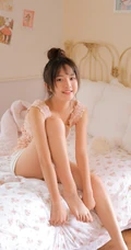 清新丸子头少女居家室内写真，镂空上衣搭短裤清爽动人