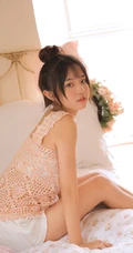 清新丸子头少女居家室内写真，镂空上衣搭短裤清爽动人