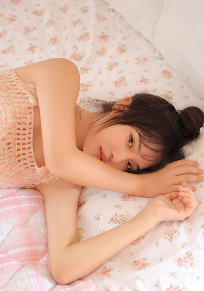 清新丸子头少女居家室内写真，镂空上衣搭短裤清爽动人