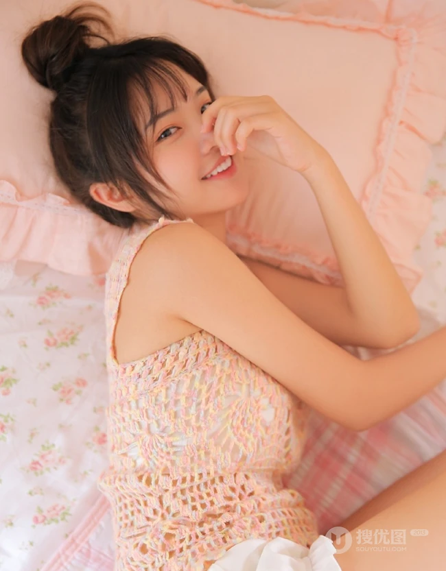 清新丸子头少女居家室内写真，镂空上衣搭短裤清爽动人