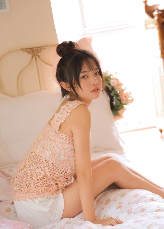 清新丸子头少女居家室内写真，镂空上衣搭短裤清爽动人