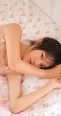 清新丸子头少女居家室内写真，镂空上衣搭短裤清爽动人