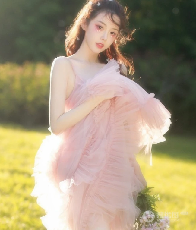 超美气质少女露背仙女纱裙户外唯美逆光写真图片