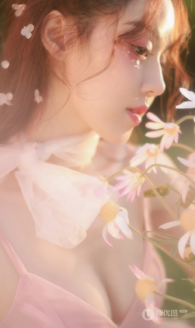 超美气质少女露背仙女纱裙户外唯美逆光写真图片