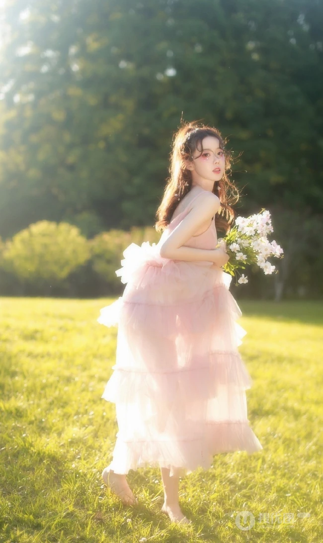 超美气质少女露背仙女纱裙户外唯美逆光写真图片