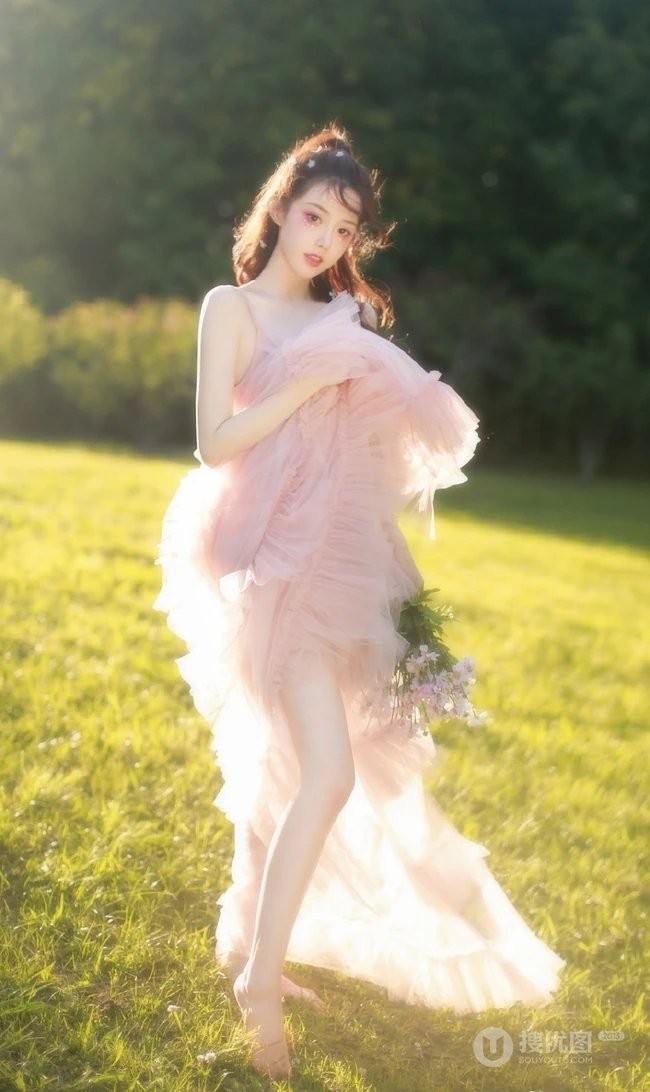 超美气质少女露背仙女纱裙户外唯美逆光写真图片