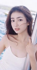 气质可爱女生佳人海上游轮写真，肩带连体泳装显苗条身材