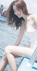 气质可爱女生佳人海上游轮写真，肩带连体泳装显苗条身材