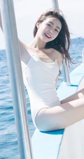 气质可爱女生佳人海上游轮写真，肩带连体泳装显苗条身材